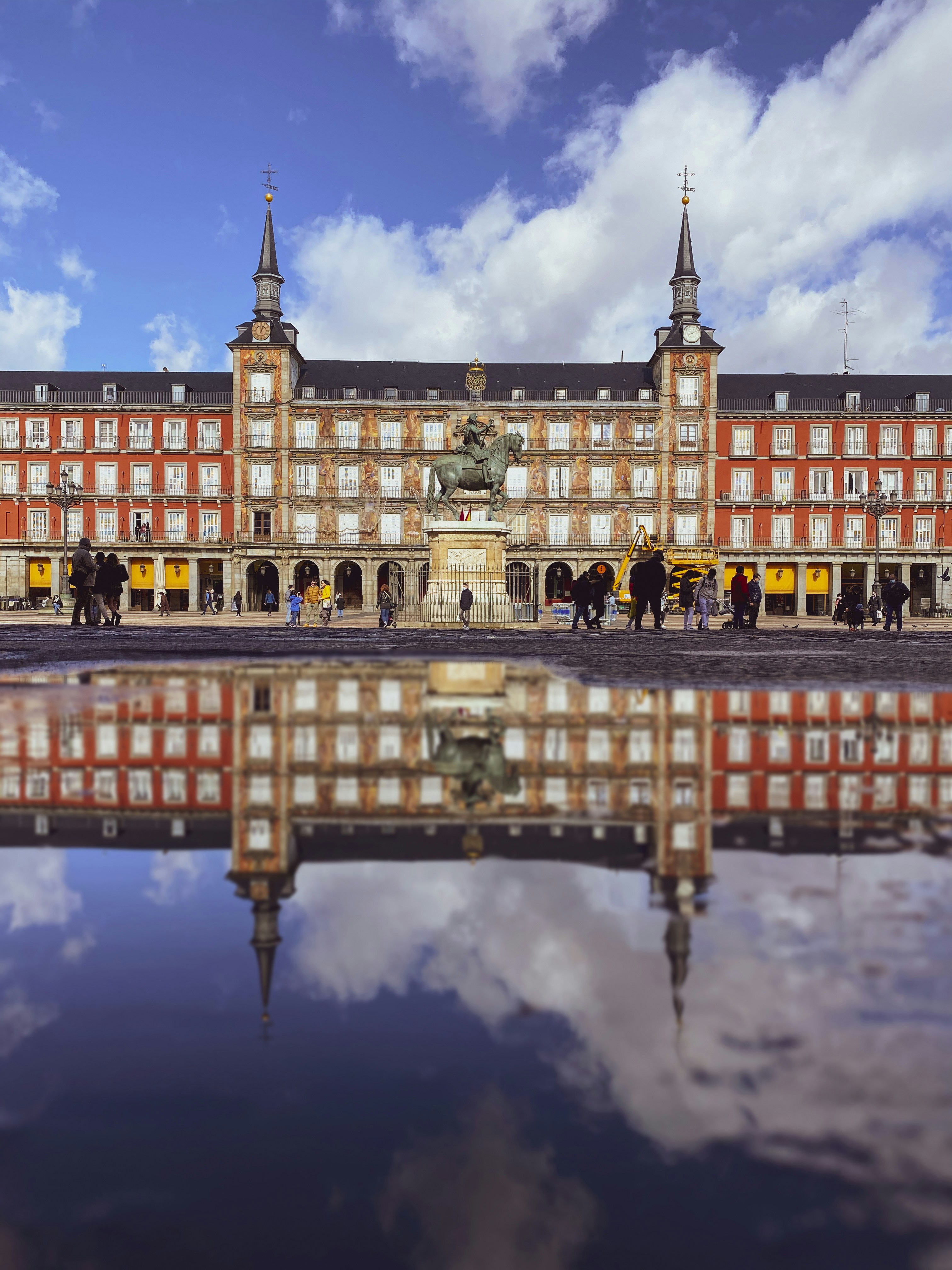 Vista de la Plaza de Mayor de Madrid con reflejo en agua