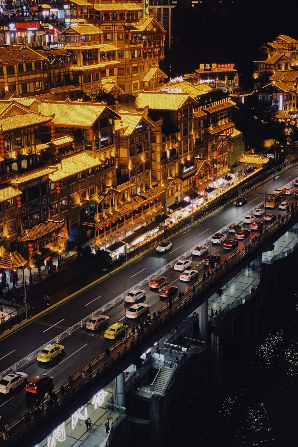 carros na estrada perto de edifícios durante a noite