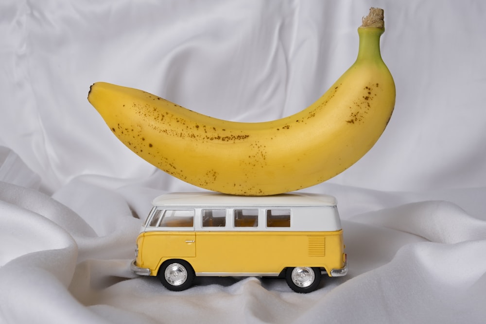 fruta amarela da banana no têxtil branco