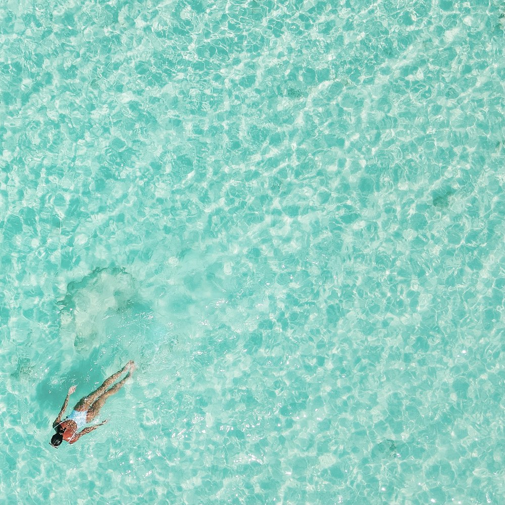 昼間の海上の白いボートの空中写真