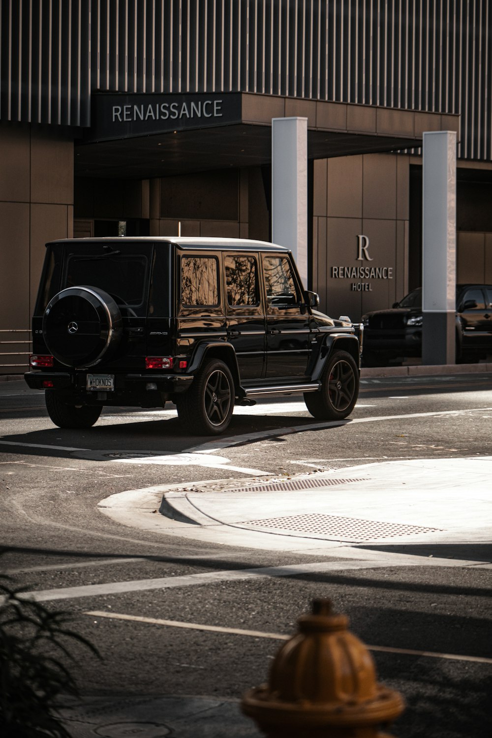 black jeep wrangler parked near building during daytime