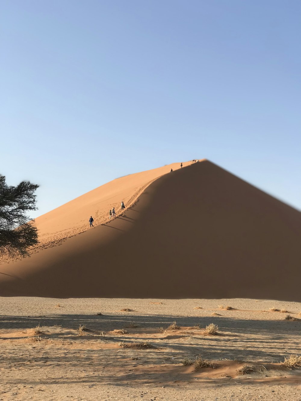 brauner Sand unter blauem Himmel tagsüber