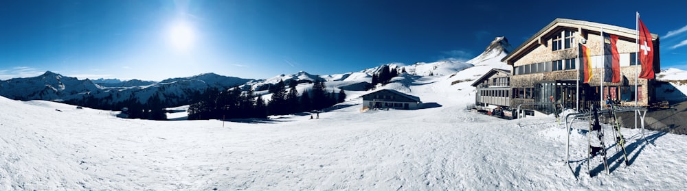 Braunes Holzhaus tagsüber auf schneebedecktem Boden