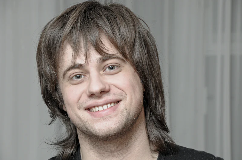 Homem com mullet moderno, curto na frente e comprimento atrás