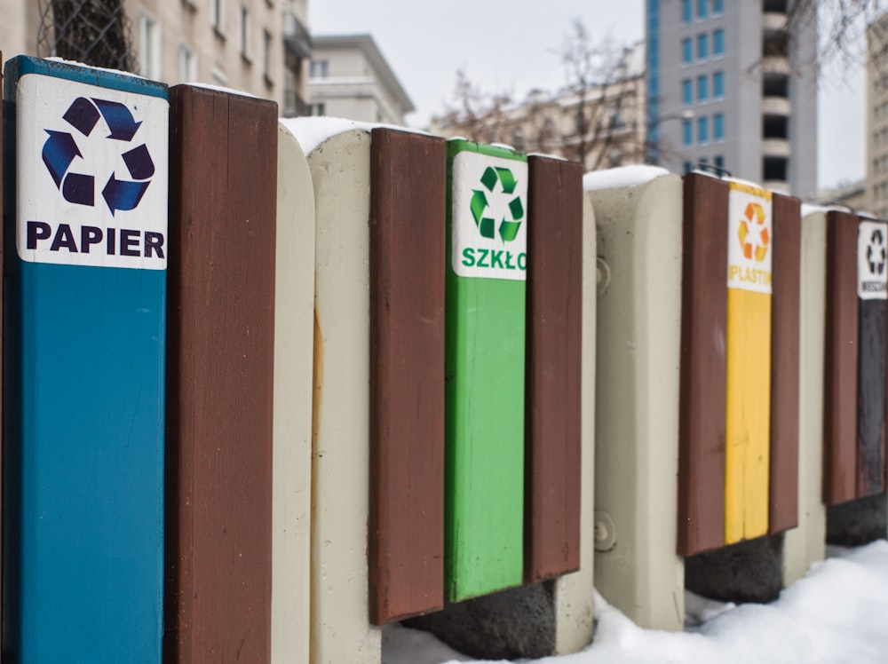 Boîtes en bois blanches, vertes, jaunes et rouges