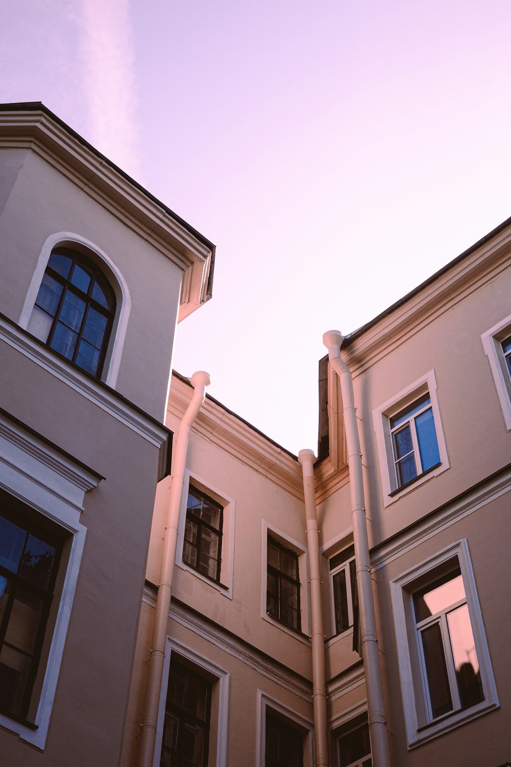 edificio in cemento marrone durante il giorno