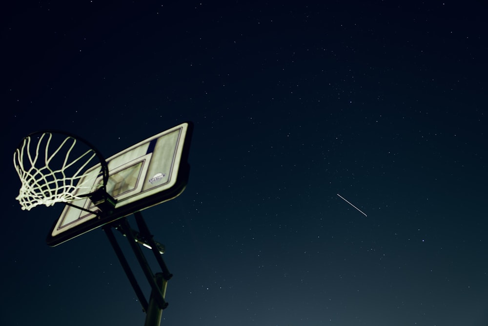 panier de basket-ball noir et blanc sous la nuit étoilée