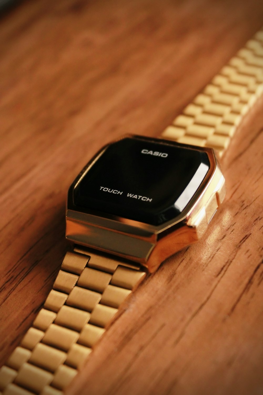 pulseira de ligação de ouro relógio quadrado preto e dourado