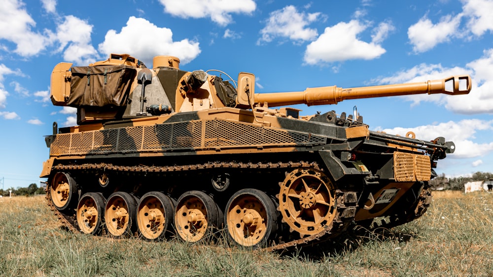 Carro armato di battaglia sotto il cielo blu durante il giorno