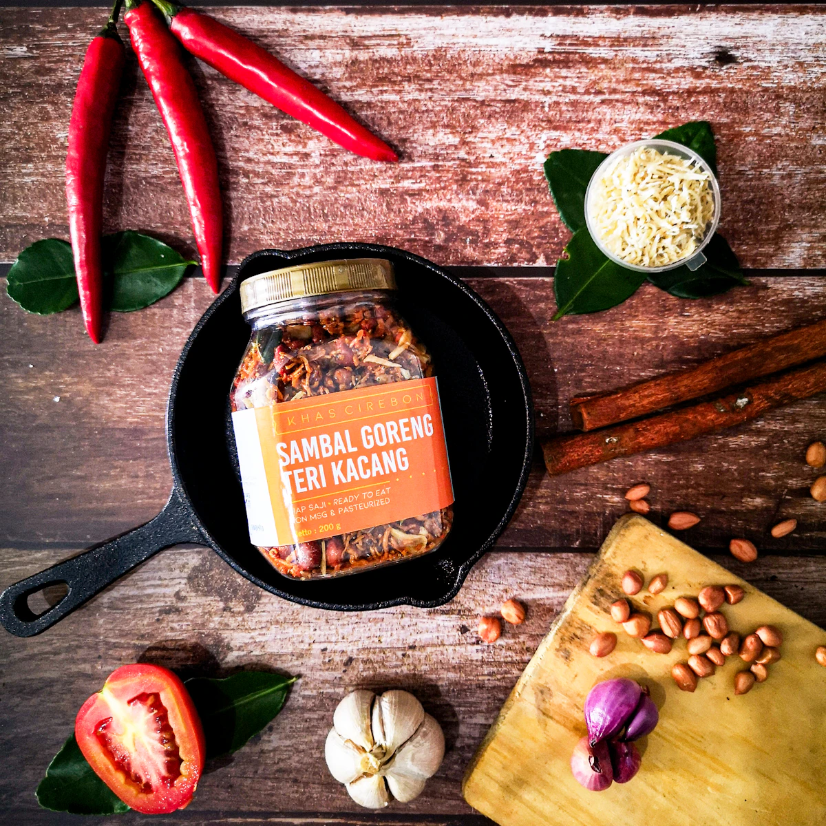 Sambal dan keripik khas Nusantara