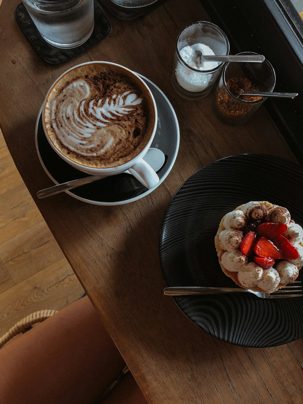 黒い丸い皿に乗せた一杯のコーヒー