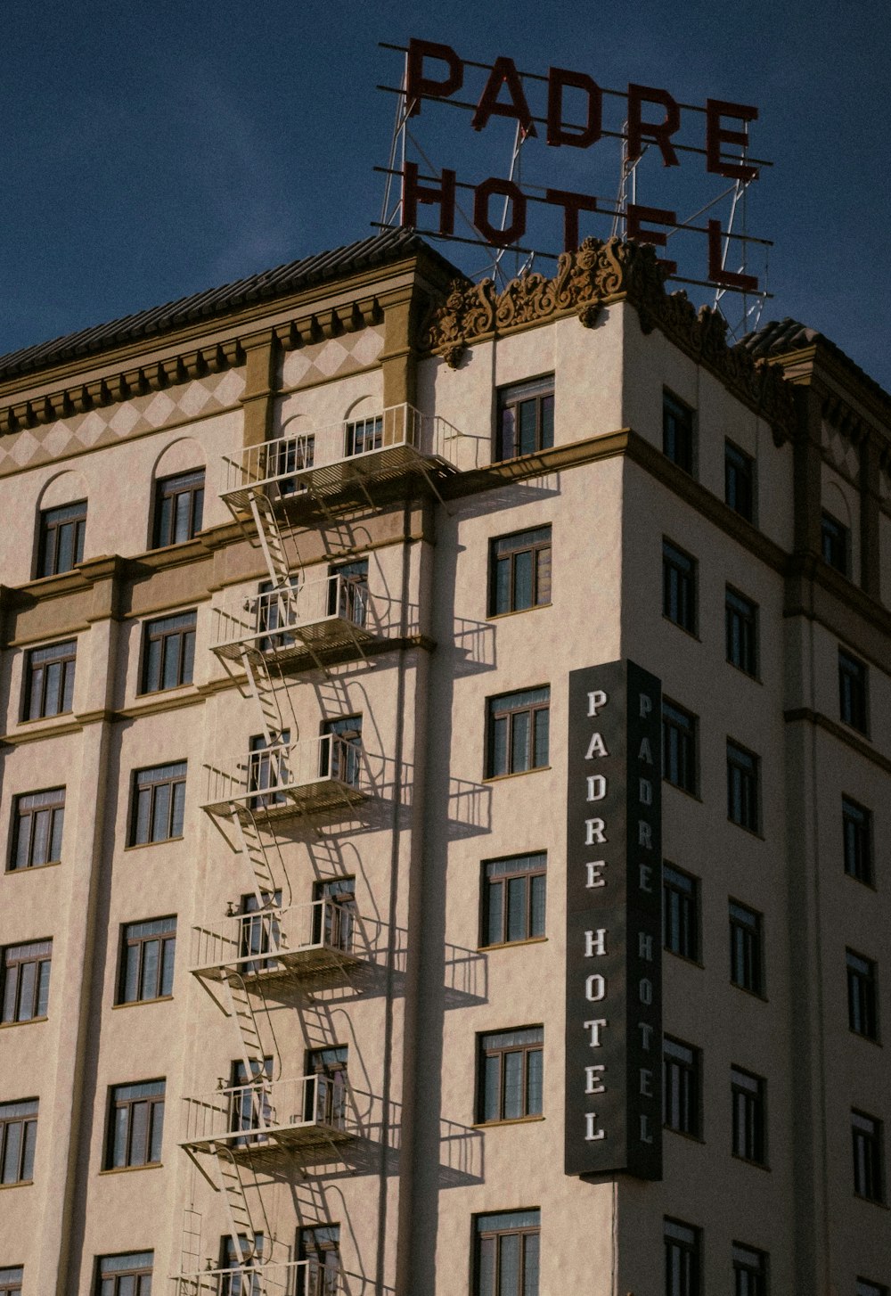 Beige Betongebäude unter blauem Himmel tagsüber