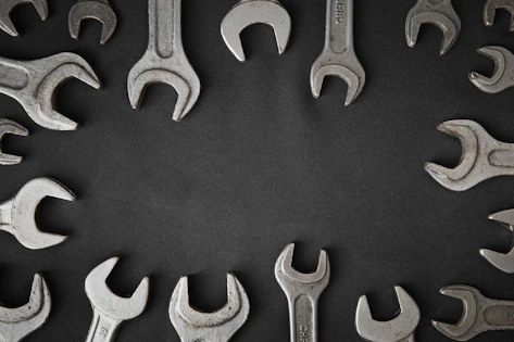 a group of wrenches arranged in a circle