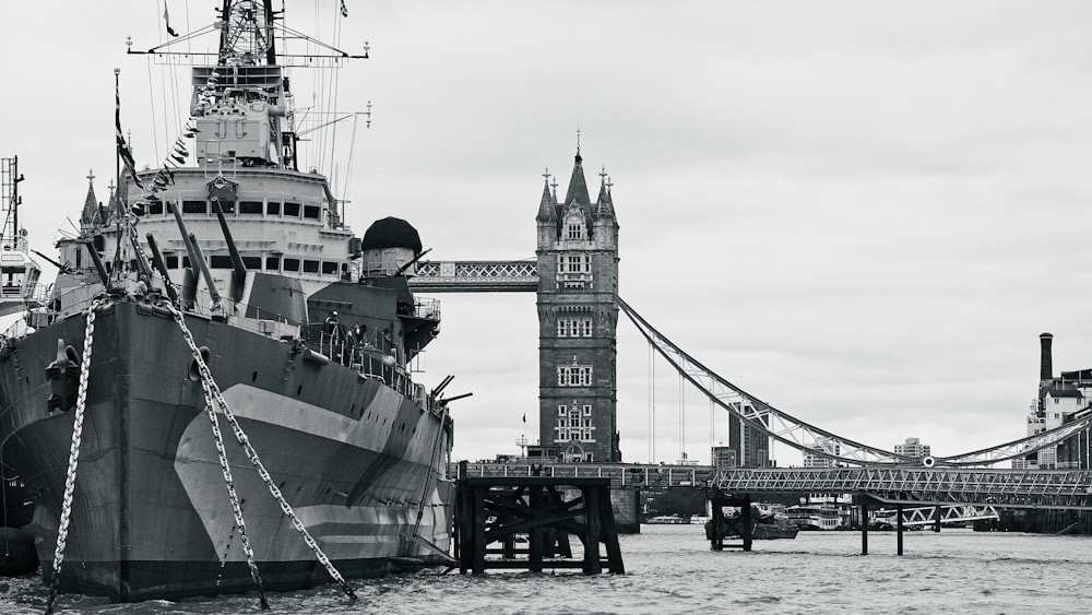 foto em tons de cinza da ponte de Londres