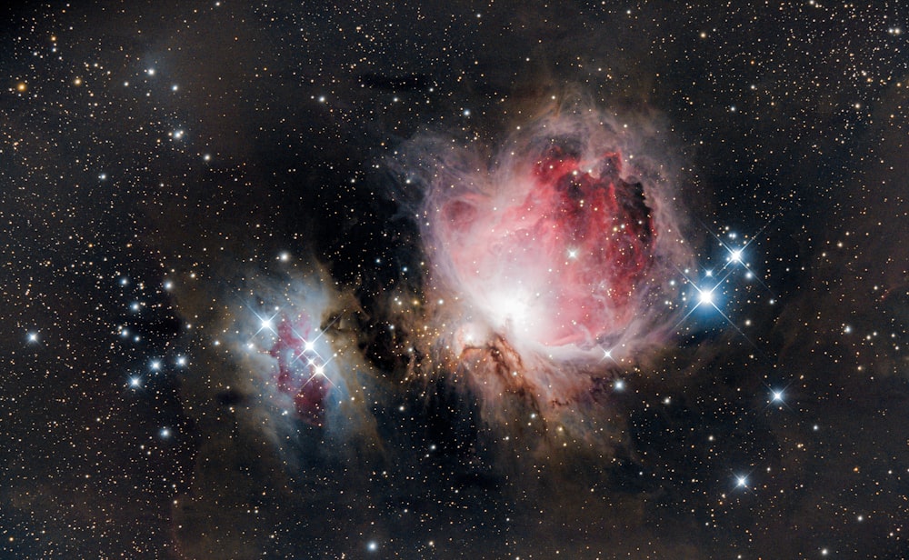 Weiße und rosa Galaxie mit Sternen