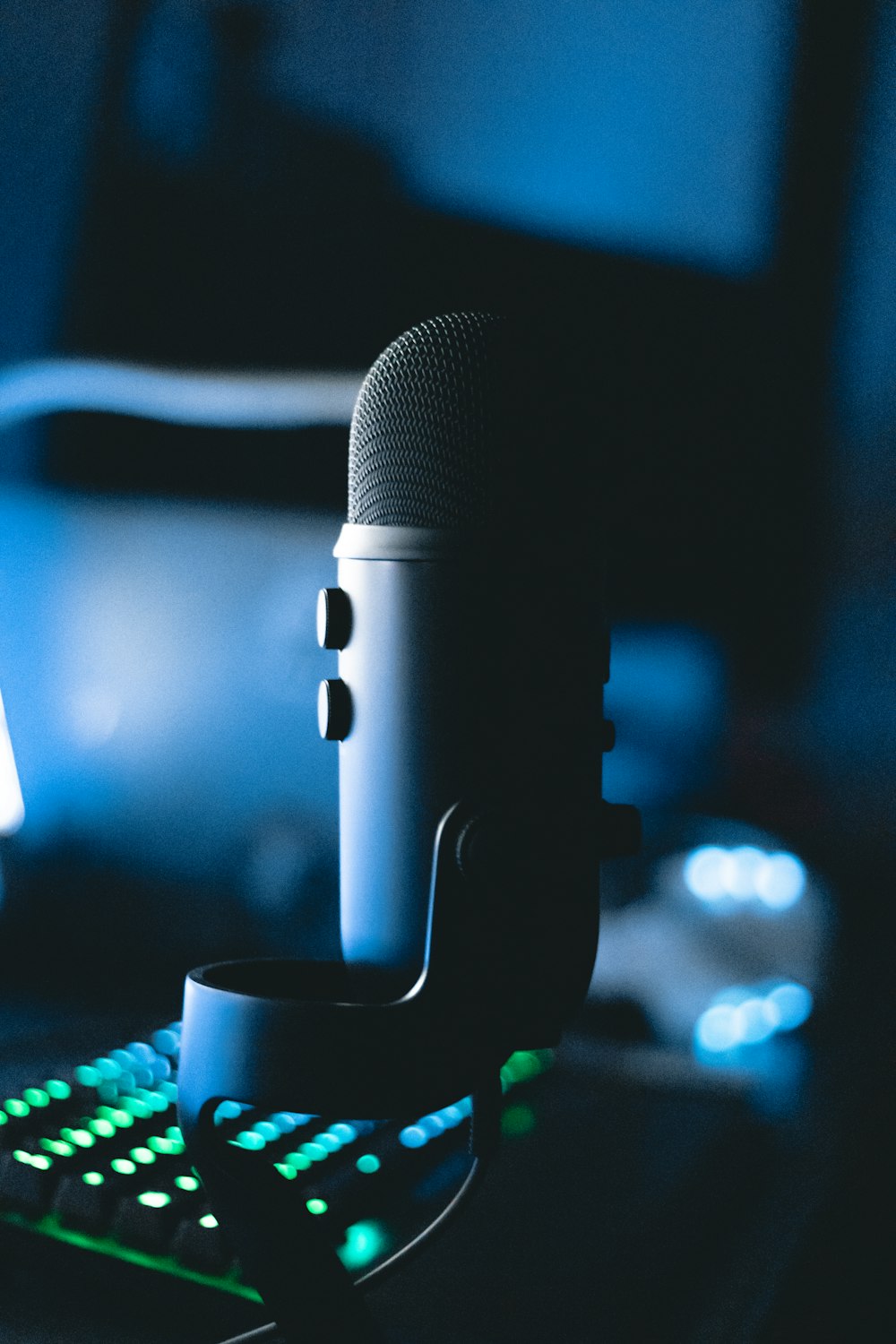 Microphone noir sur textile à pois bleu et blanc