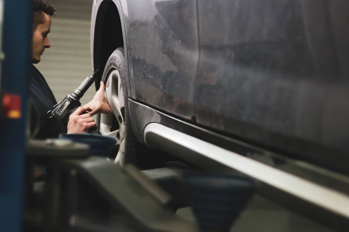 Fahrzeugdetail als Illustration für Wartung und Sicherheit
