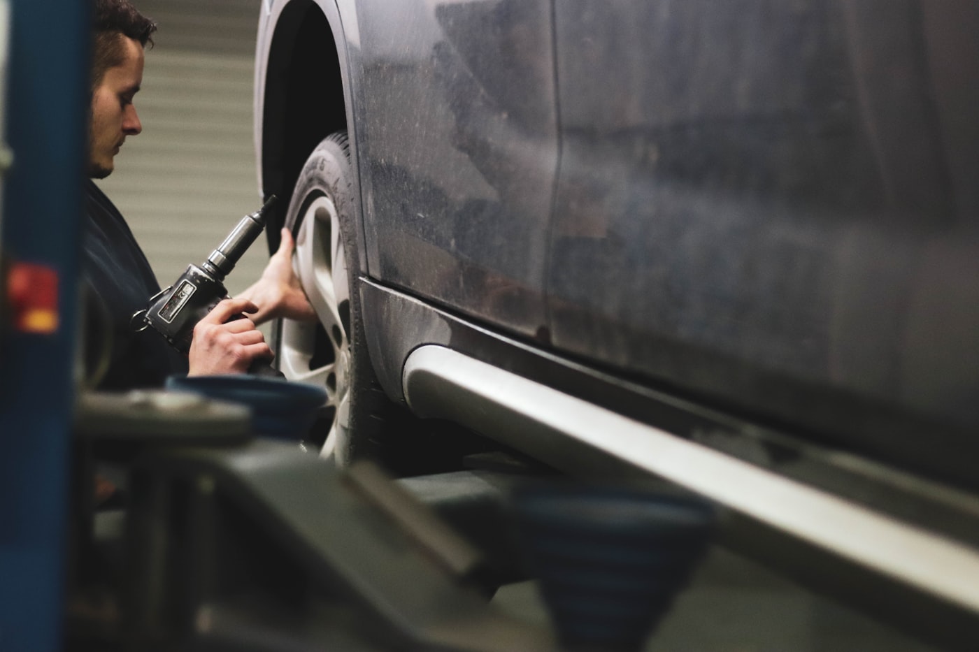 Fahrer im Auto während einer Probefahrt