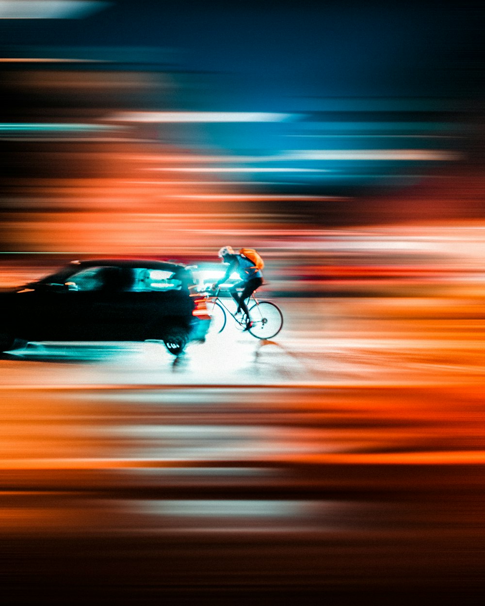 昼間の道路でバイクに乗る男