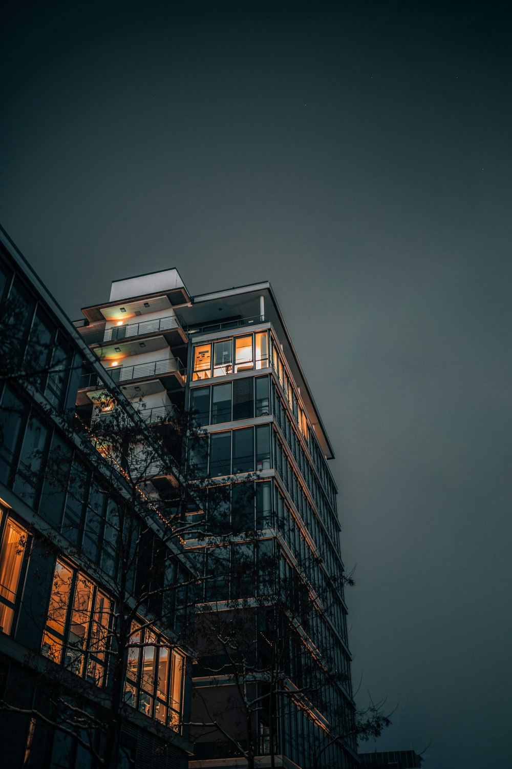 Edificio de hormigón marrón durante el día