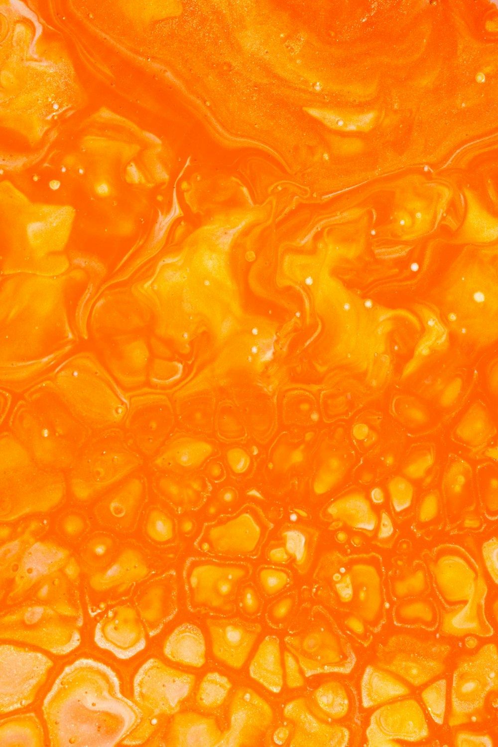 투명 유리에 있는 주황색 액체