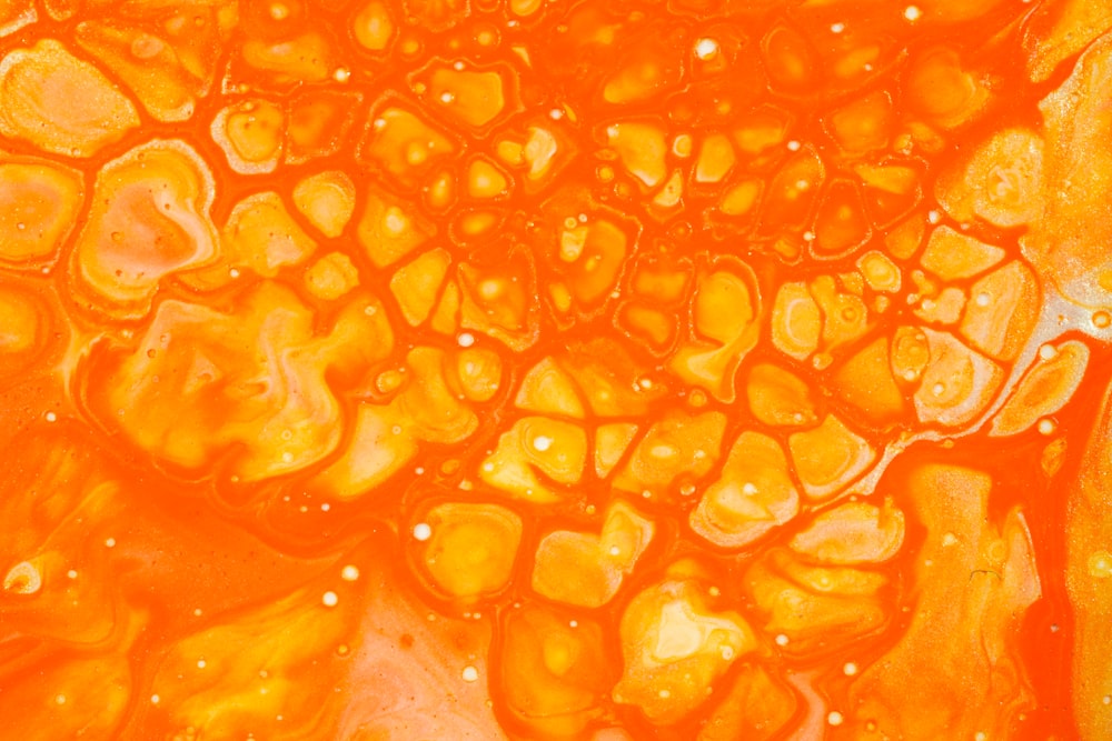 orangefarbene Flüssigkeit auf durchsichtiger Kunststoffverpackung