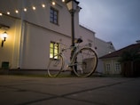 The vélo radio illuminated at dusk, ready for an evening podcast event.