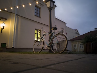 The vélo radio illuminated at dusk, ready for an evening podcast event.