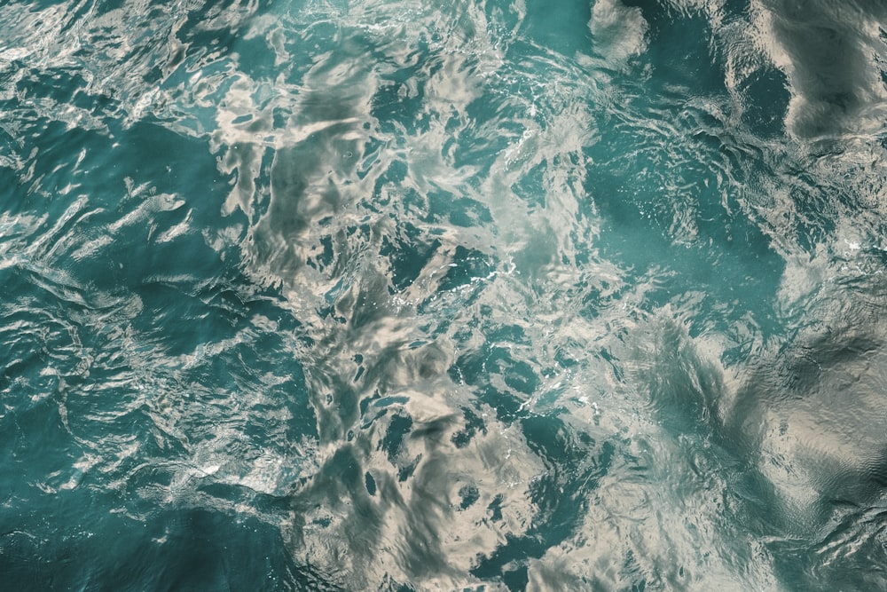 um close up da superfície da água de um corpo de água