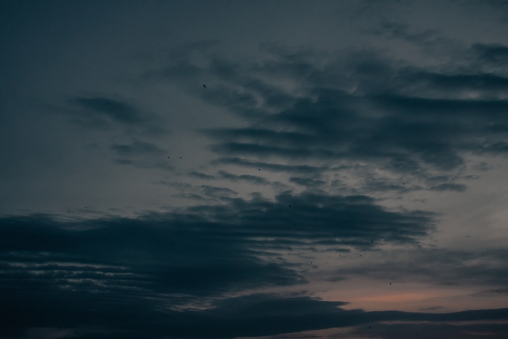 Weiße Wolken und blauer Himmel tagsüber