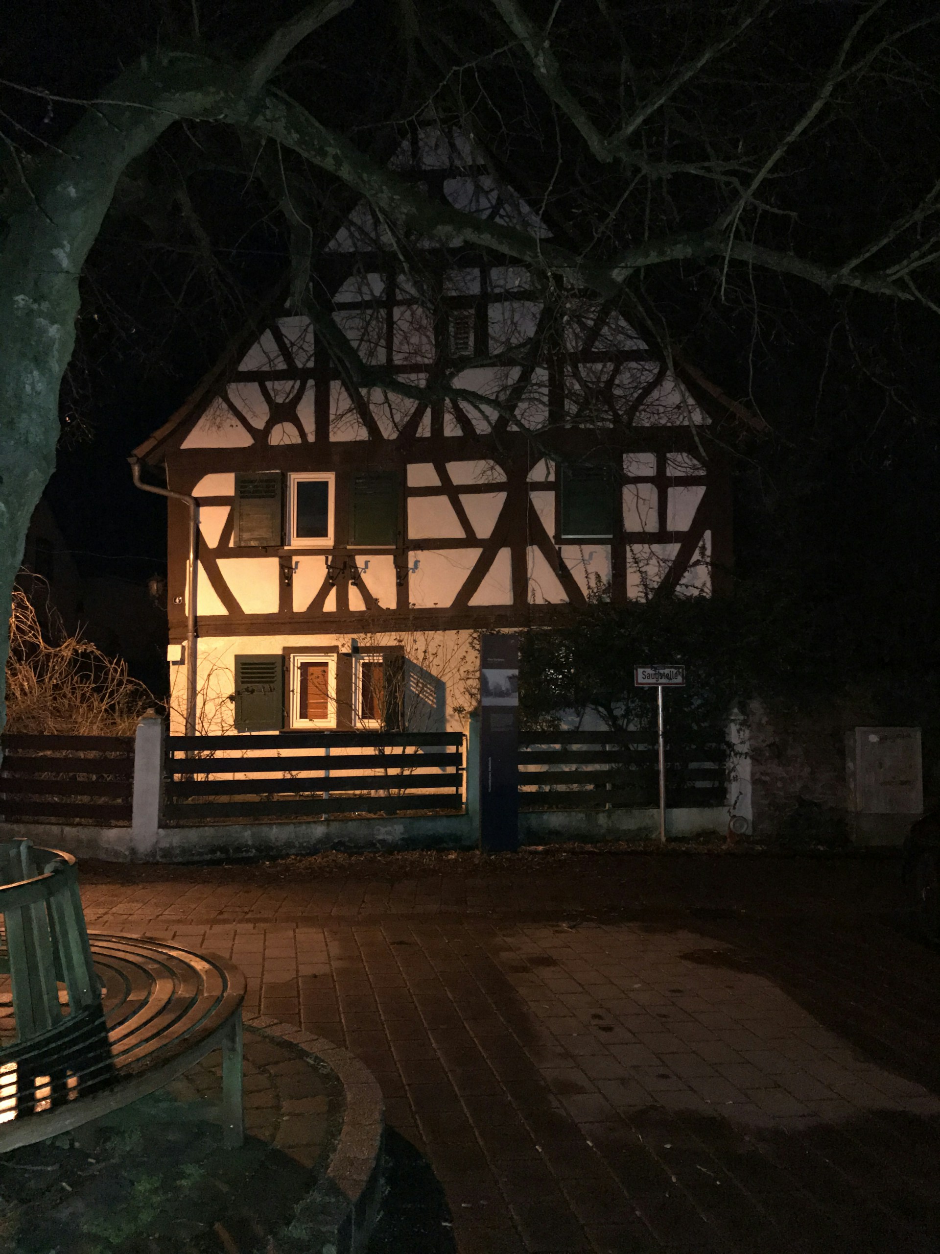 gray computer monitor