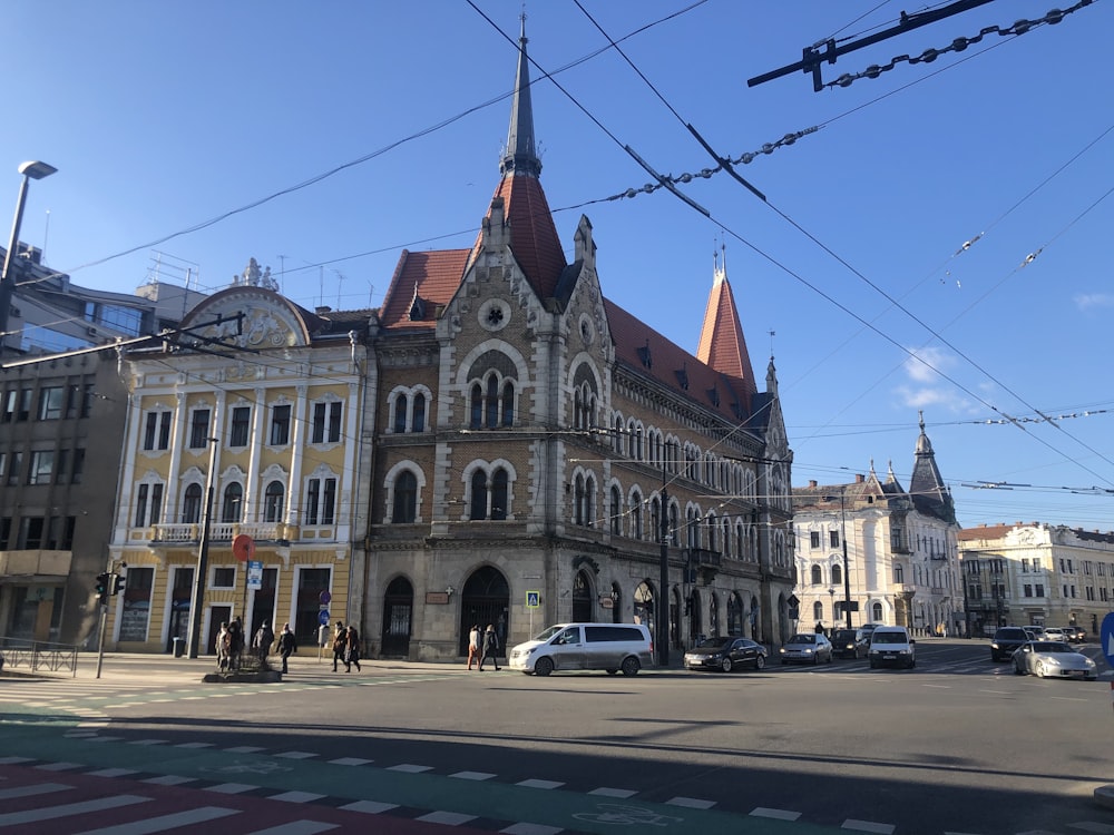 Autos, die tagsüber vor einem braunen Betongebäude geparkt sind