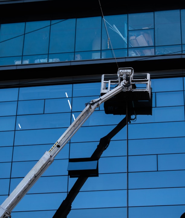 Mit Hubsteiger Glasfläche reinigen und Fenster reingingen