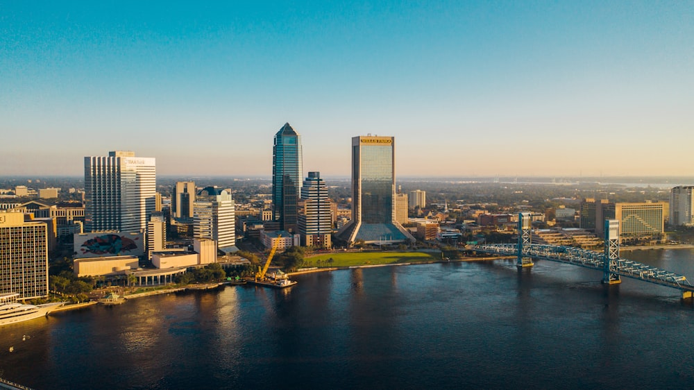 Skyline der Stadt tagsüber unter blauem Himmel