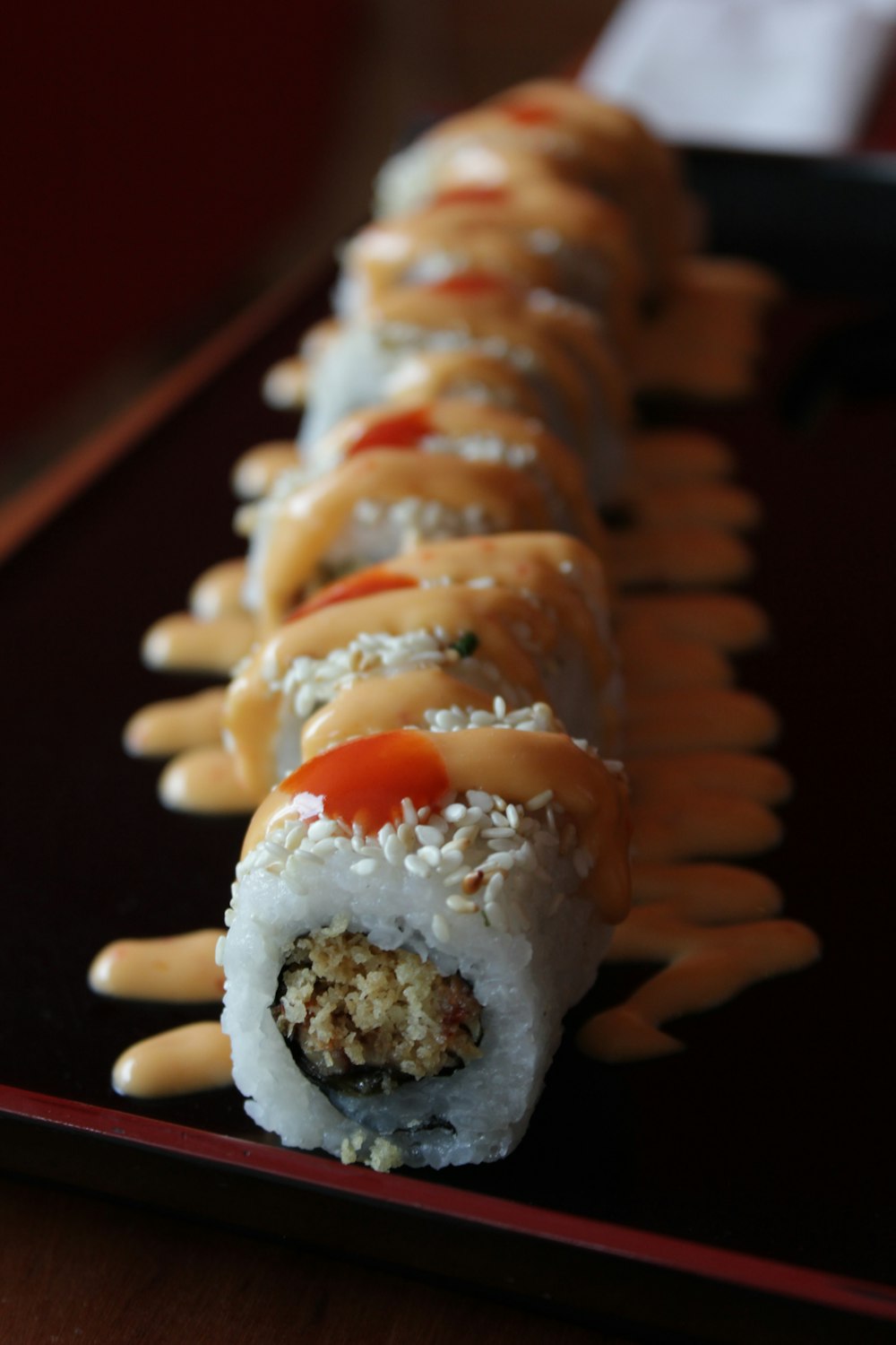 Sushi en mesa de madera marrón