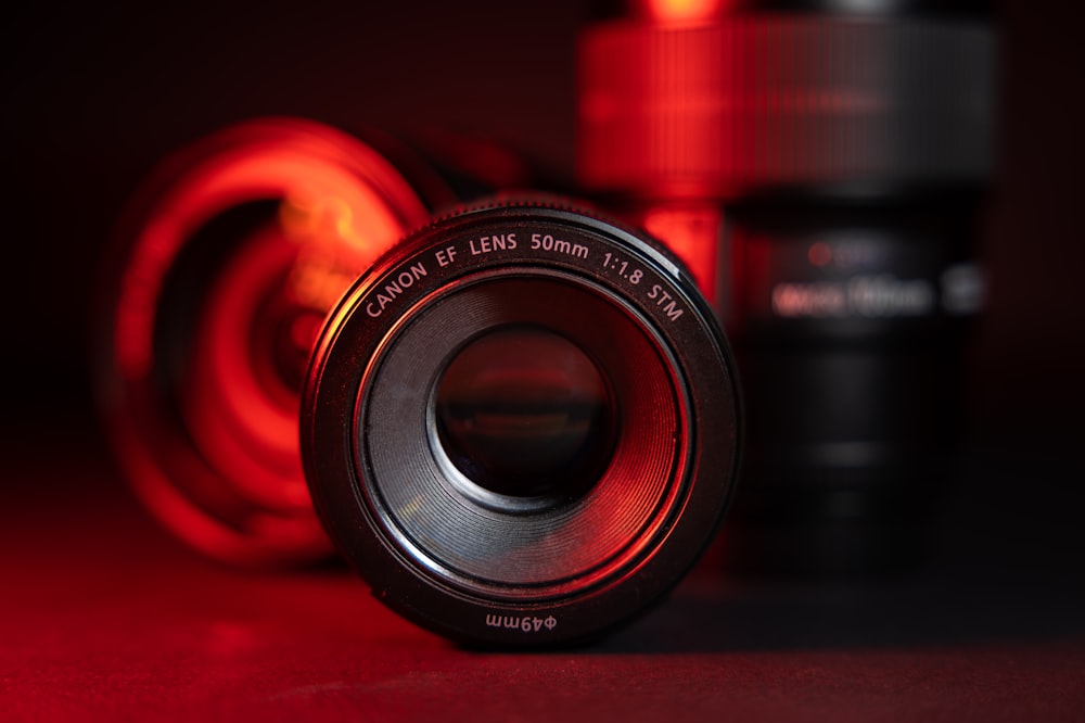 obiettivo della fotocamera nero e rosso