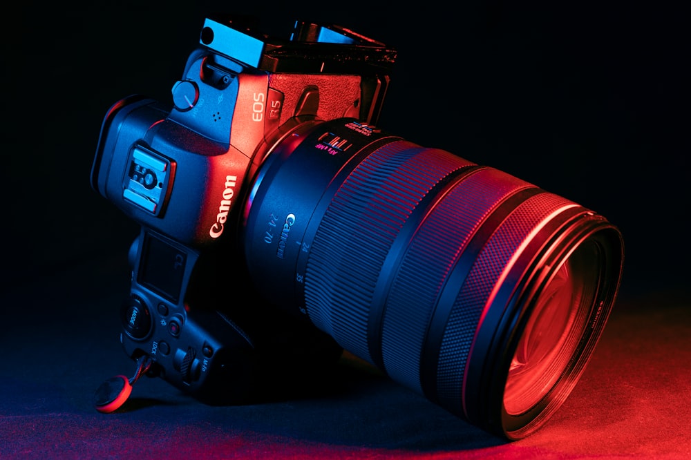Schwarze Nikon DSLR-Kamera auf rotem Textil