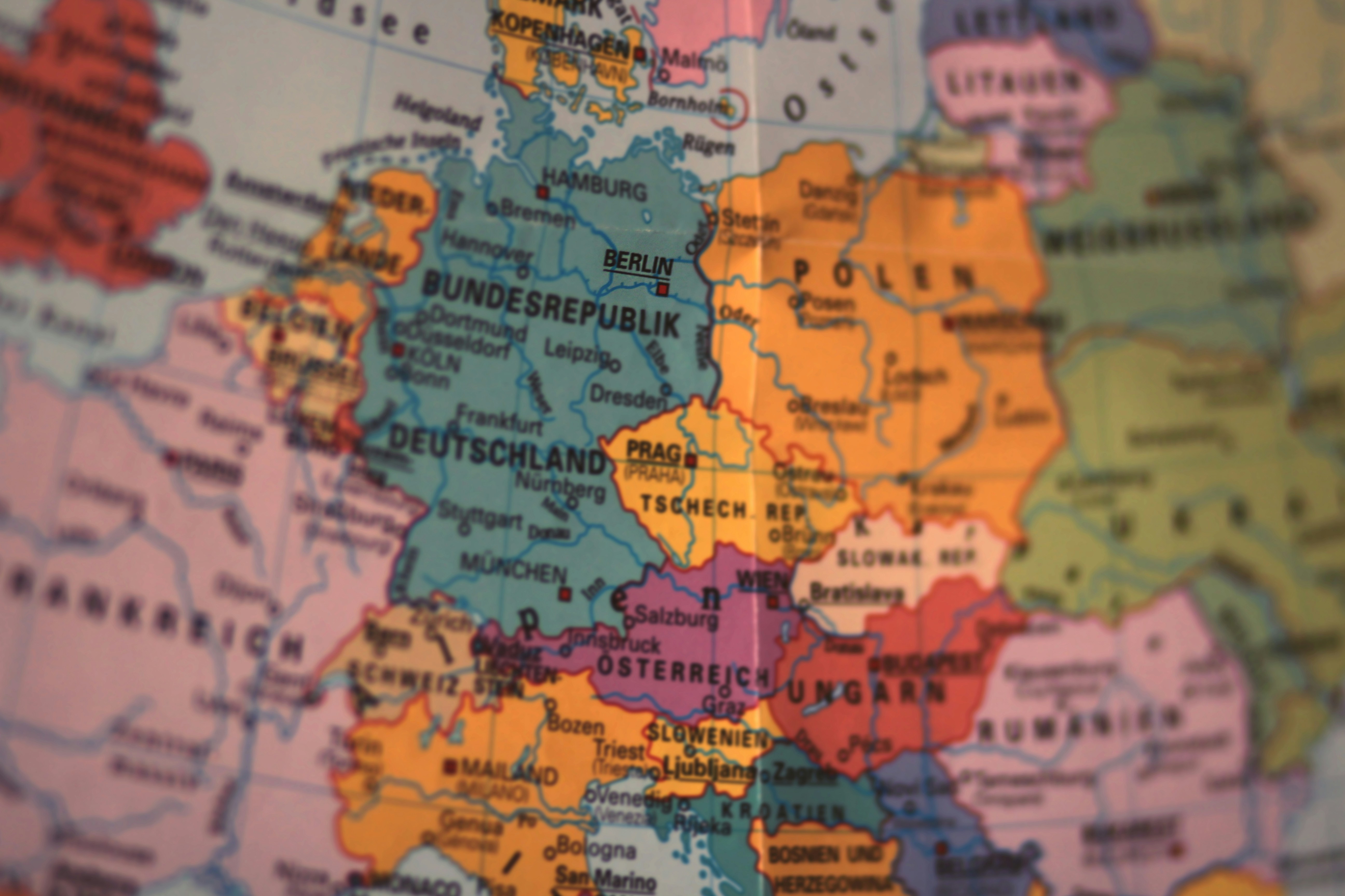 Tipps und Spartipps für Inlandsreisen | gelbes und rosa Kartendiagramm