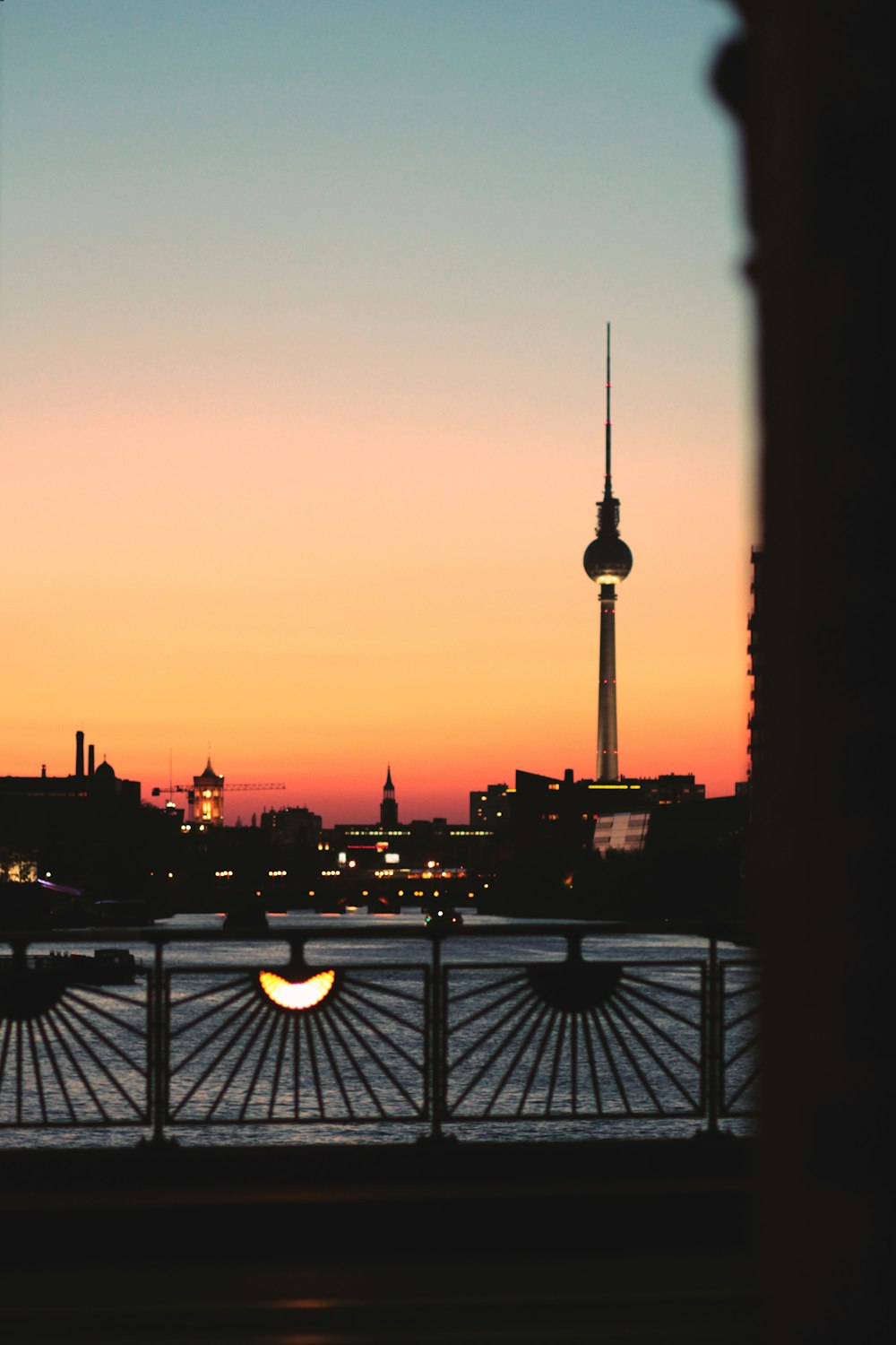 Silhouette von Stadtgebäuden bei Sonnenuntergang