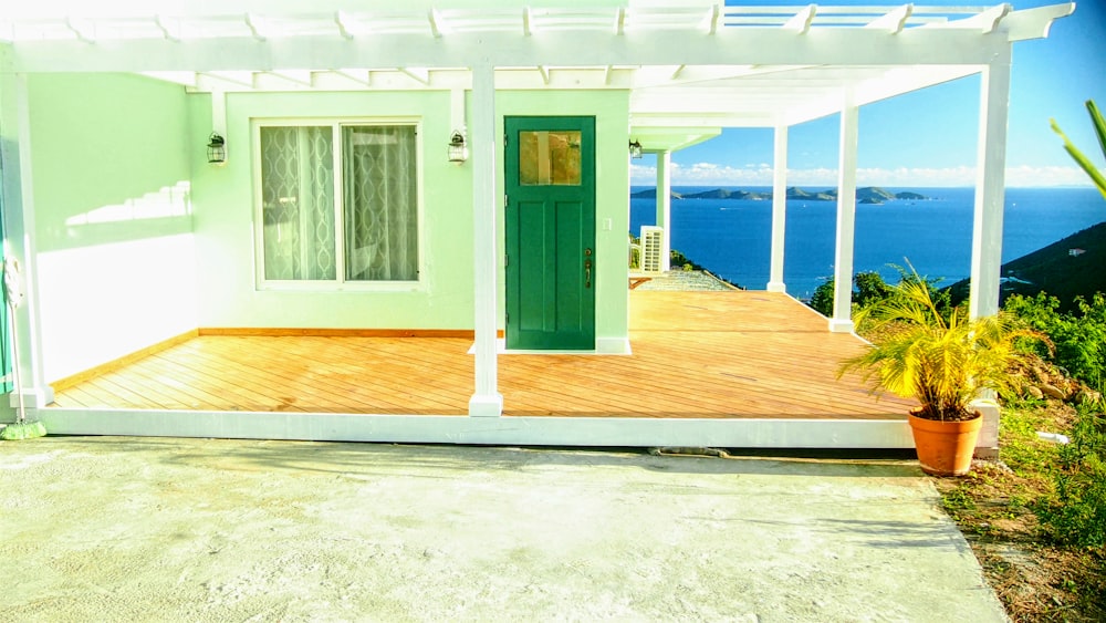 Casa de madera azul y blanca cerca del cuerpo de agua durante el día