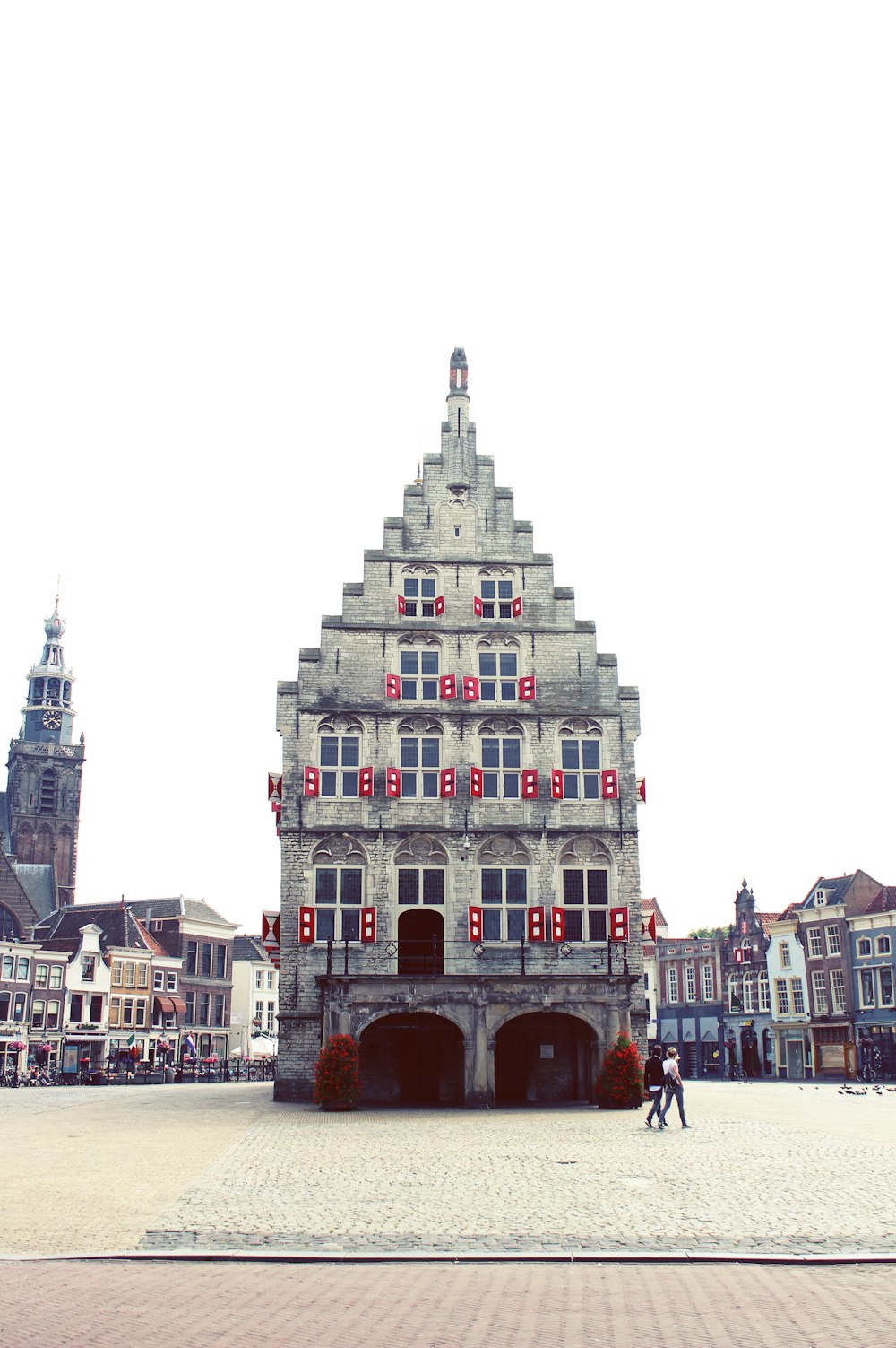 Bâtiment en béton blanc et brun