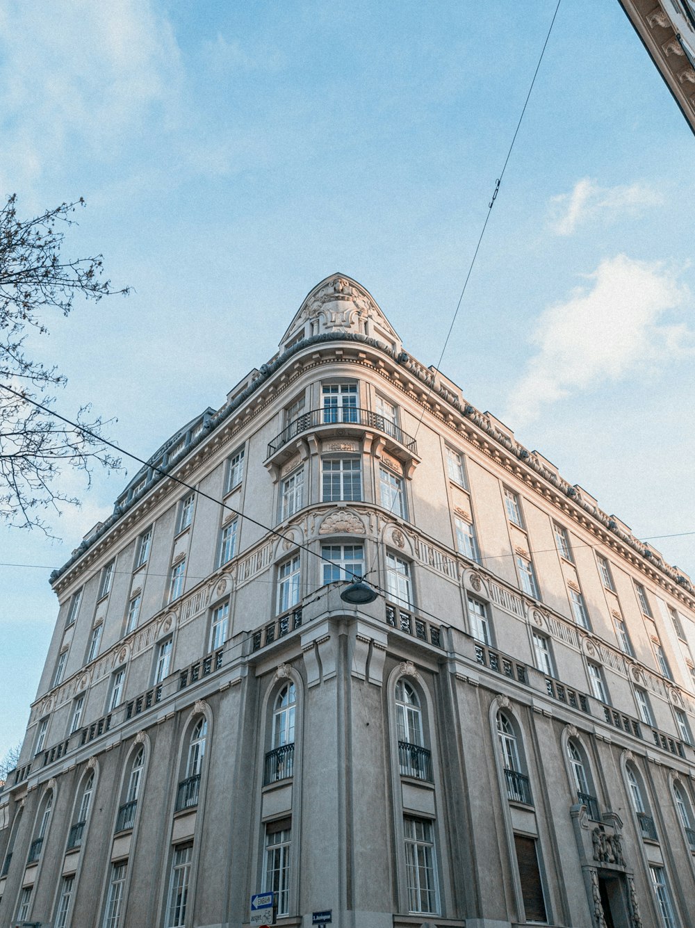 edificio in cemento marrone sotto il cielo blu durante il giorno