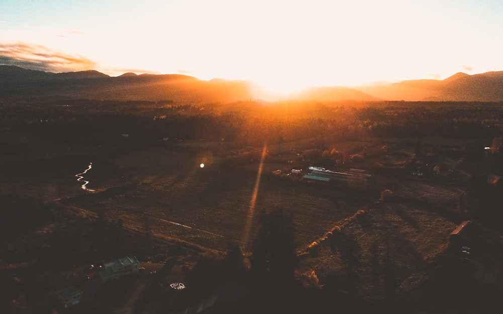 Vista aérea de la ciudad durante la puesta del sol