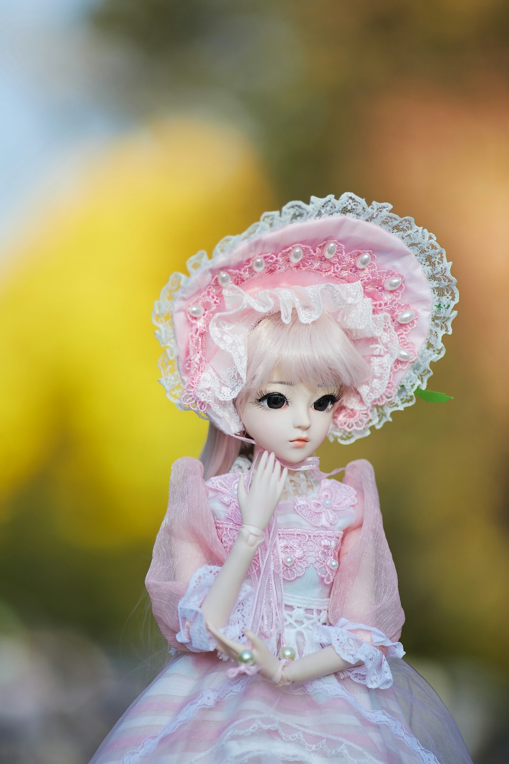 niña en muñeca de vestido rosa