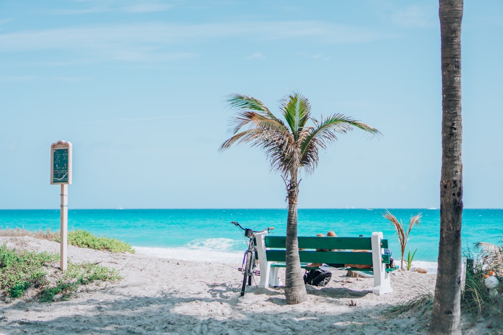 banc en bois blanc sur la plage pendant la journée