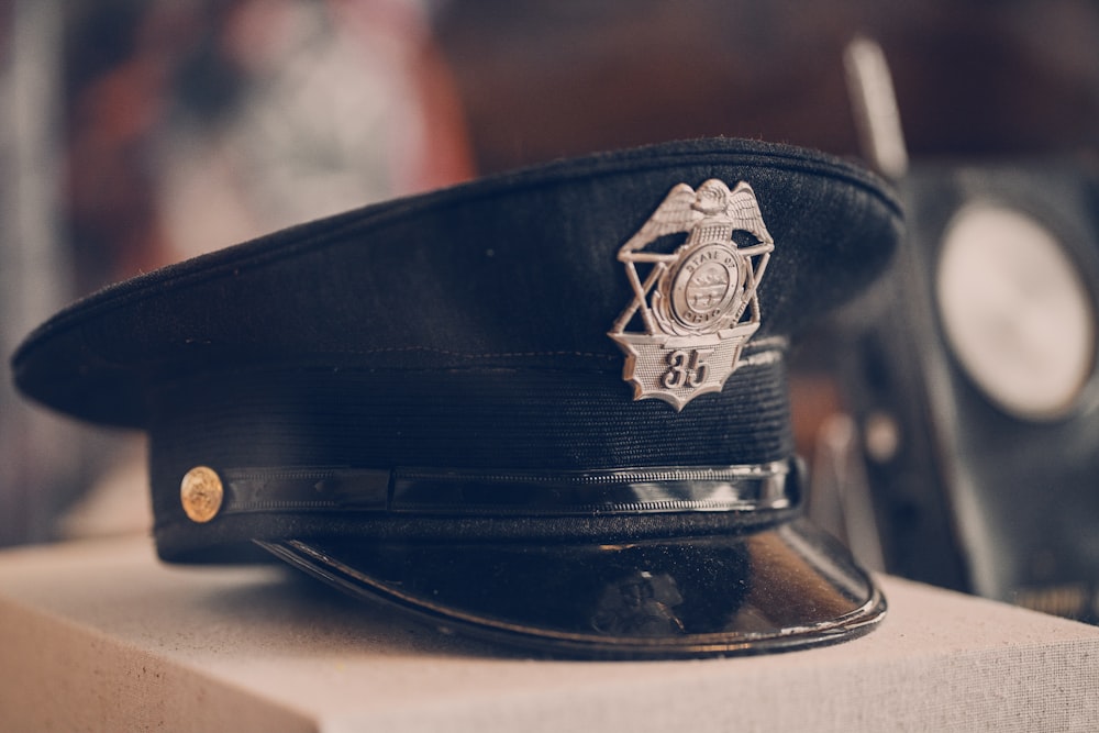 um chapéu de polícia sentado em cima de uma caixa