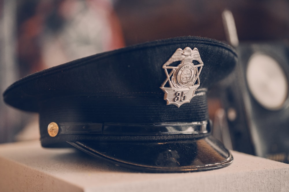 Un cappello della polizia seduto sopra una scatola