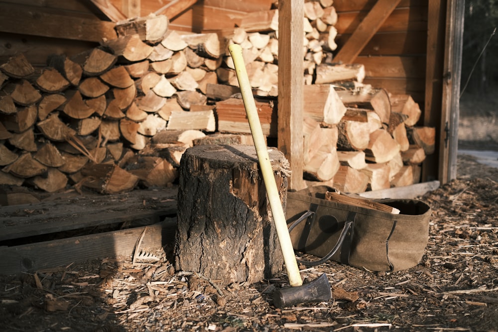 薪に茶色の木の棒
