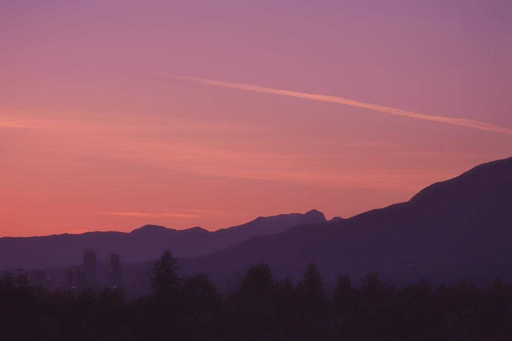 silhouette de montagne au coucher du soleil