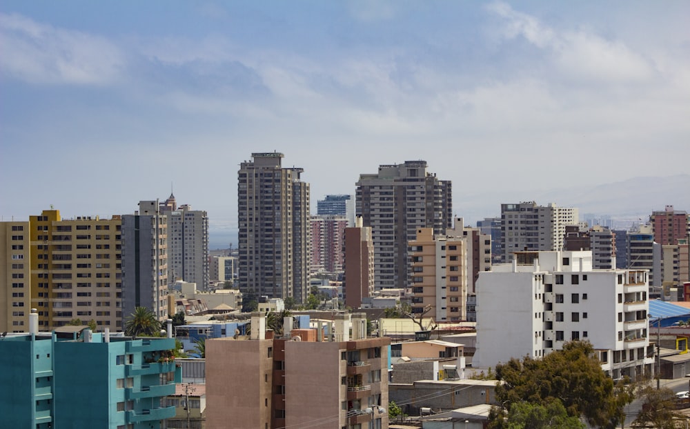 Edificios de hormigón marrón y blanco durante el día